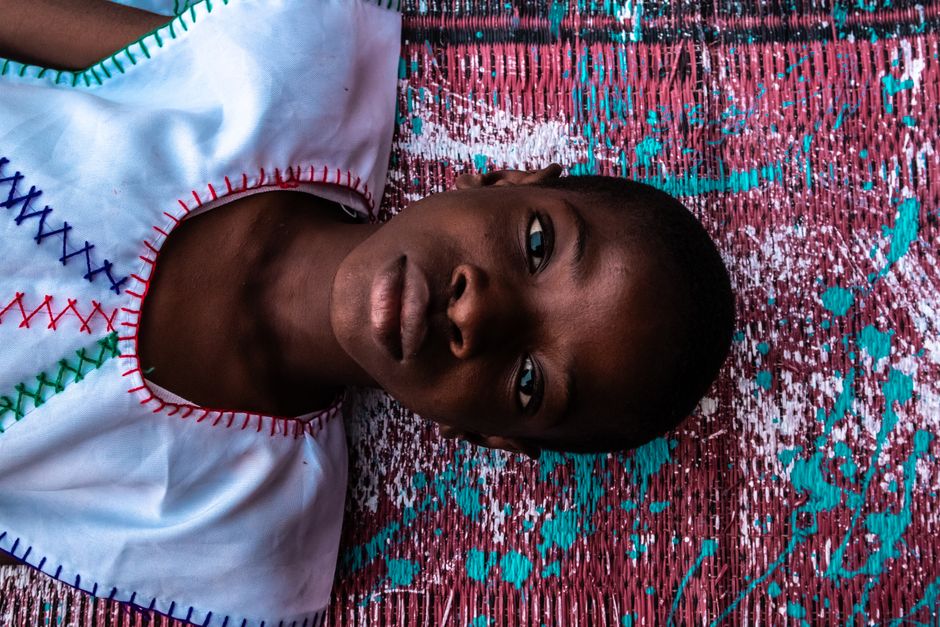 Fotos de stock gratuitas de acostado, adentro, africano