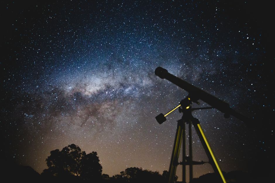 Telescopio Negro Bajo Cielo Azul Y Negro