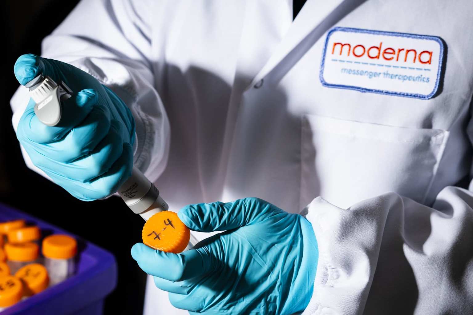 Europa avala la primera vacuna ARNm dual contra COVID e influenza