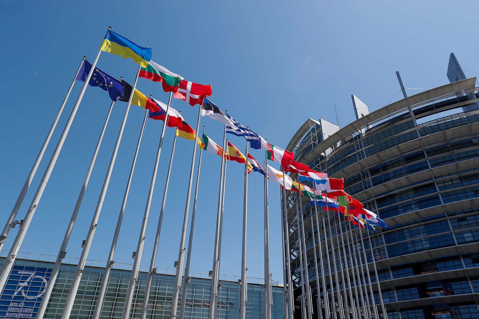 Europa retrasa Ley de IA y prohíbe aplicaciones ‘nudifier’