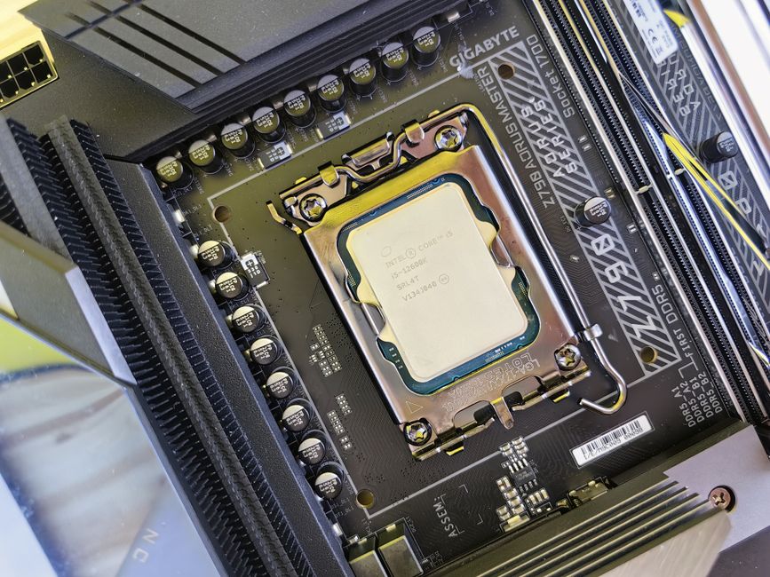 Primer plano de un CPU montado de forma segura en una placa madre de alto rendimiento en una construcción de computadora.
