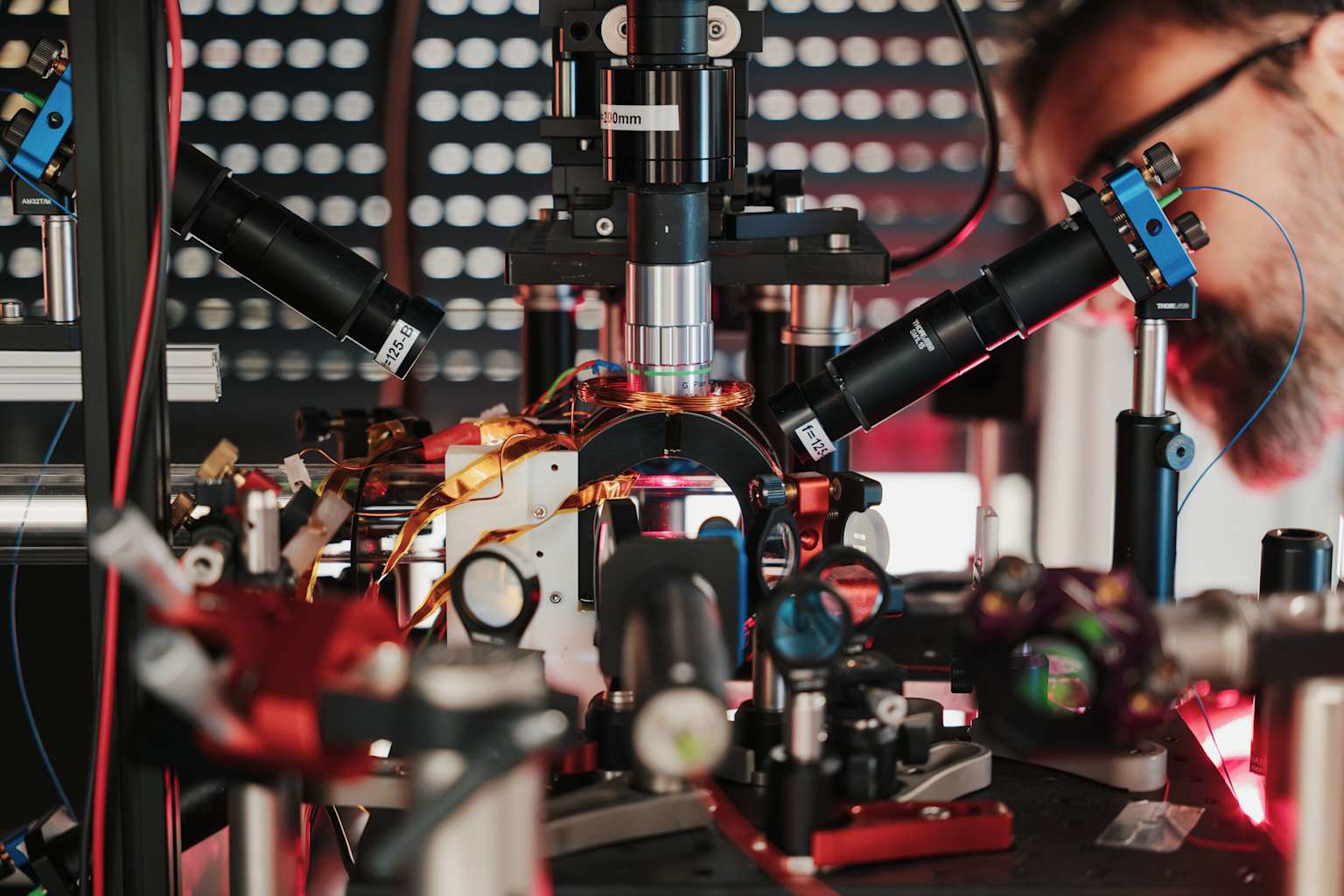 Físico crea universo que mide el tiempo sin usar un reloj