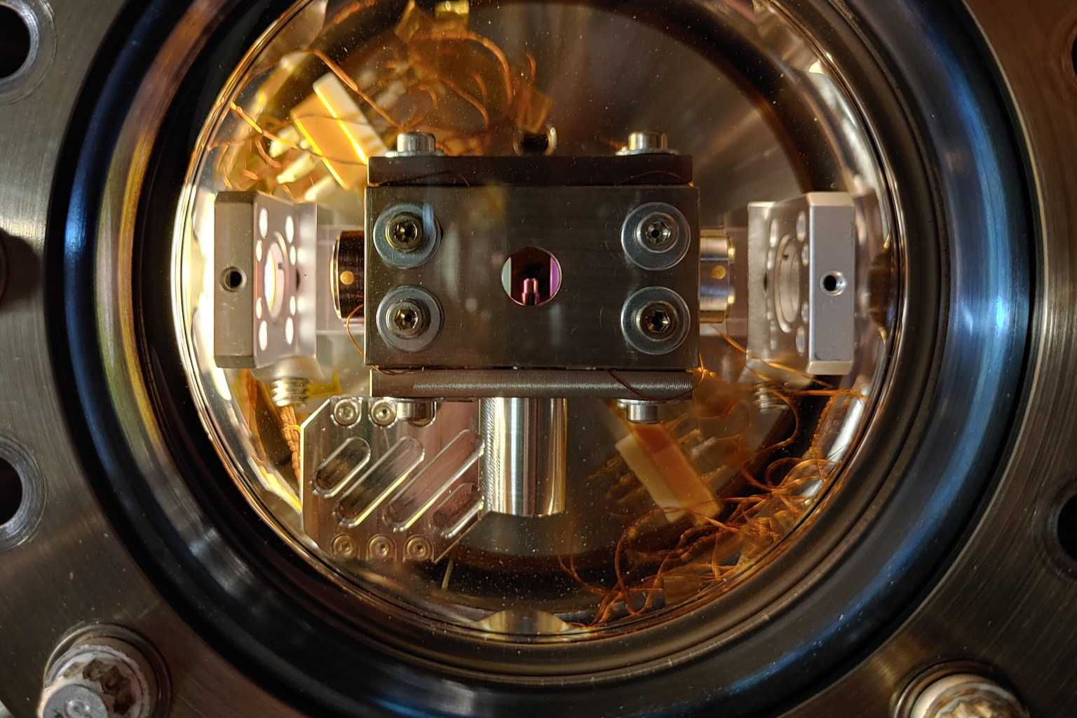 Físicos enfrían nanorotor al estado base cuántico en 2D