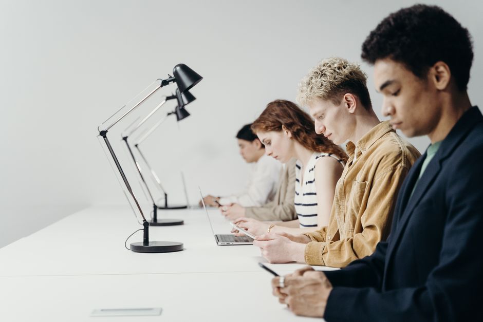 Un equipo diverso trabajando diligentemente en un entorno de oficina moderno, mostrando trabajo en equipo y tecnología.