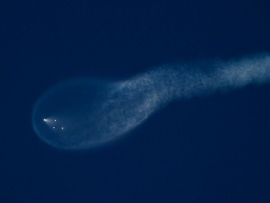 Vista etérea de un sendero iluminado y misterioso en el cielo nocturno, que se asemeja a un fenómeno astronómico.