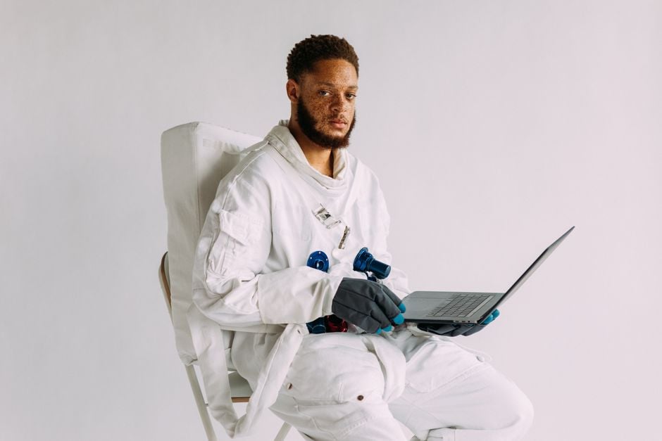 Hombre Disfrazado Sosteniendo Una Computadora Portátil