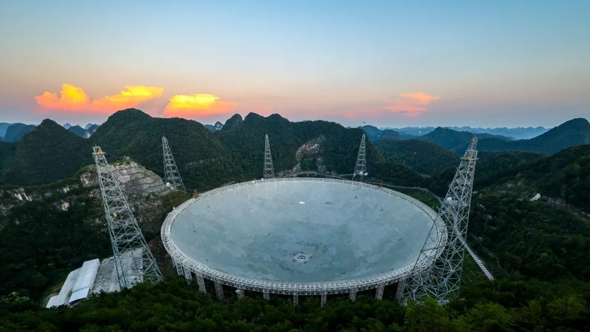 FAST detecta un púlsar en un sistema triple primordial