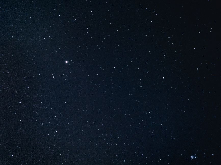 Una vista impresionante del cielo nocturno estrellado que muestra numerosas estrellas y constelaciones.