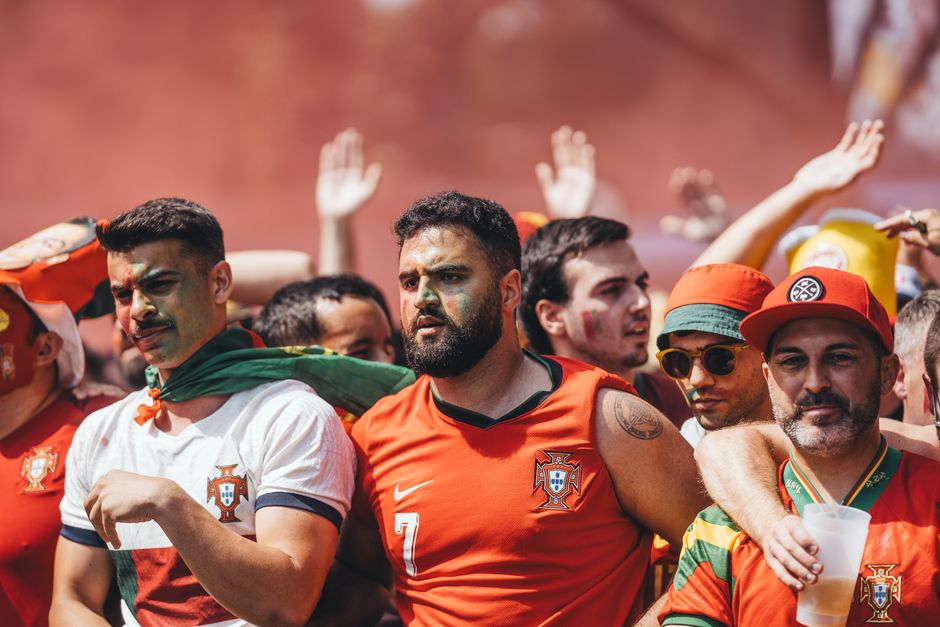 Fotos de stock gratuitas de adultos, al aire libre, amantes del fútbol