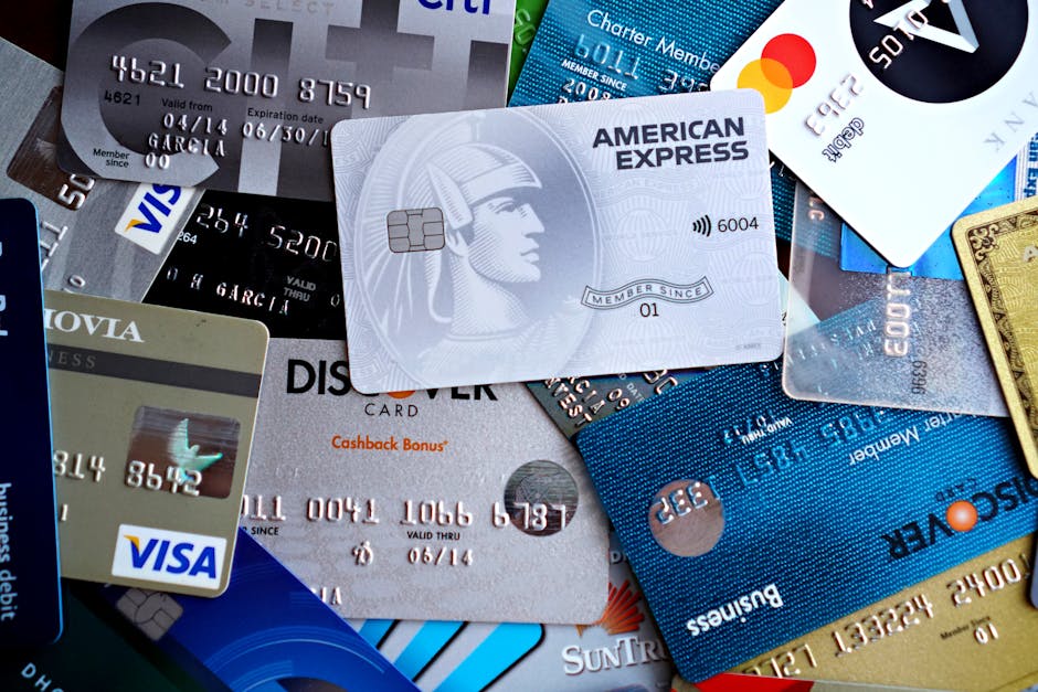 Imagen de primer plano de varias tarjetas de crédito y débito, incluidas Visa, MasterCard, American Express y Discover.