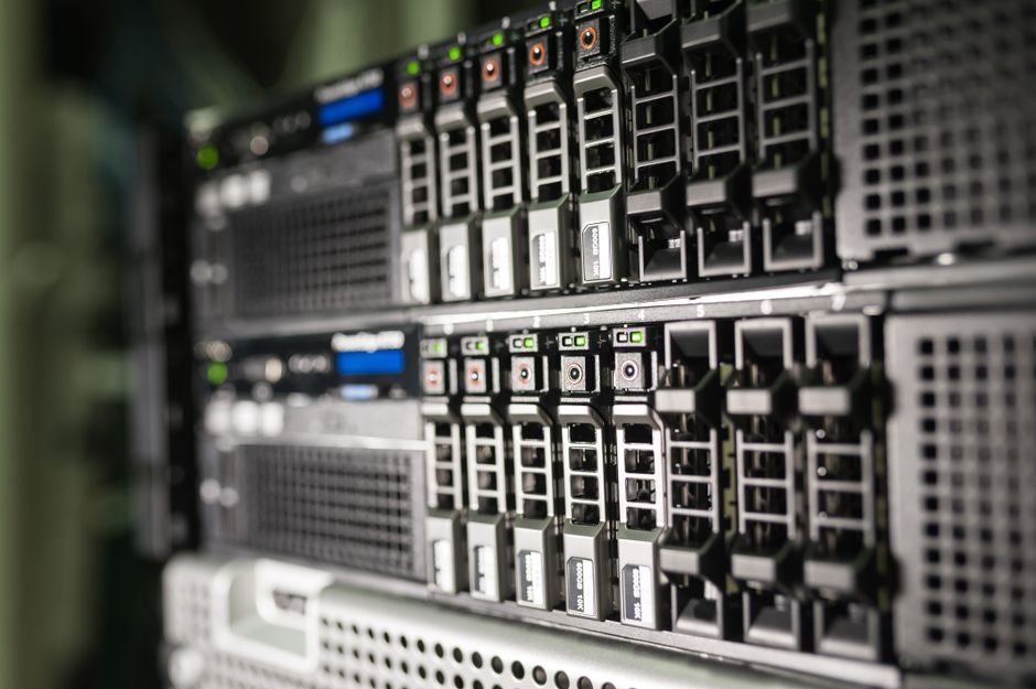 Primer plano de los equipos de servidor en un centro de datos moderno, que muestra la infraestructura tecnológica.