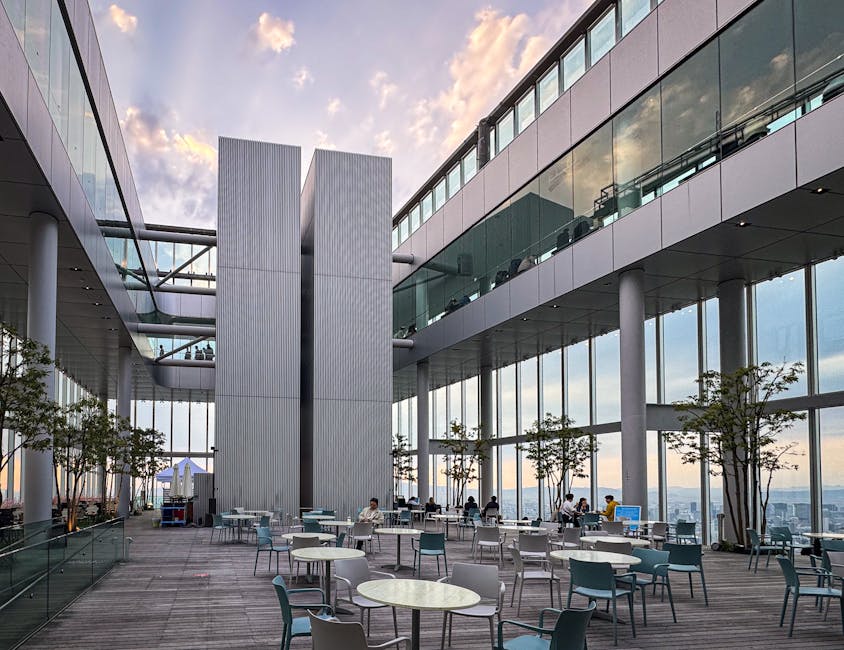 Impresionante terraza moderna en la azotea de Osaka con vistas panorámicas a la ciudad y arquitectura contemporánea.