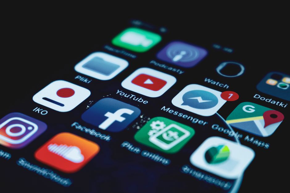 Vista detallada en primer plano de la pantalla de un smartphone que muestra varios íconos de aplicaciones populares de redes sociales.