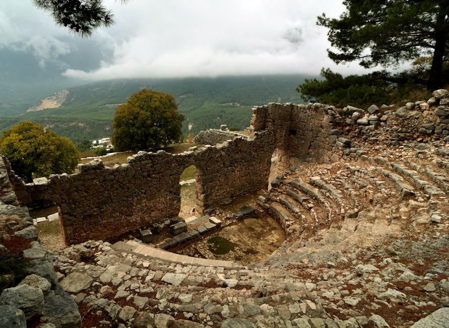 Explore las antiguas ruinas de Arykanda en Antalya con impresionantes vistas a la montaña y arquitectura histórica.