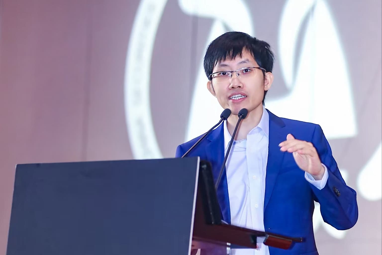 Fundador de DeepSeek confirma lanzamiento de V4 para finales de abril