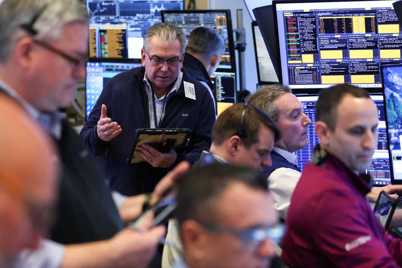 Futuros de Wall Street caen por la guerra en Irán y el barril supera los $102