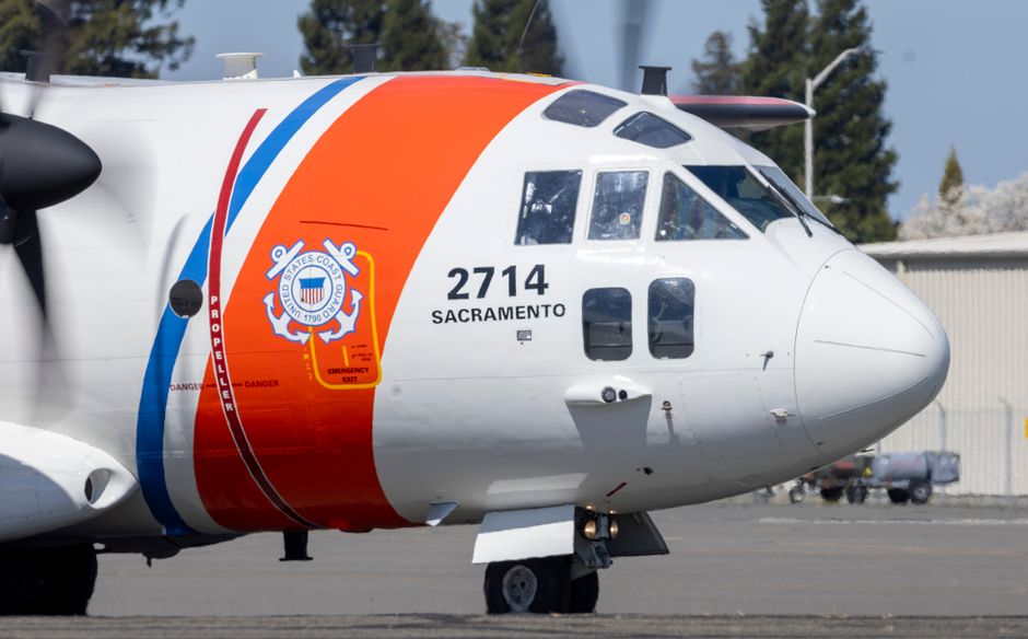 Primer plano de un avión de la Guardia Costera de Estados Unidos en Sacramento con el logotipo claro de la Guardia Costera.