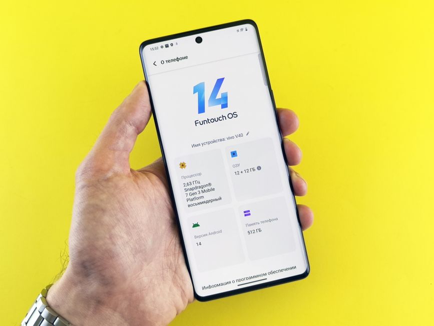 Primer plano de una mano sosteniendo un smartphone que muestra Funtouch OS 14 sobre un fondo amarillo vibrante.