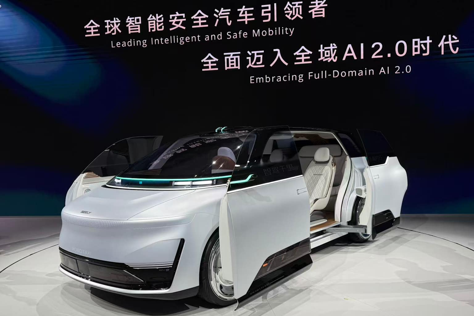Geely presenta Eva Cab: el robotaxi que reta al dominio de Tesla