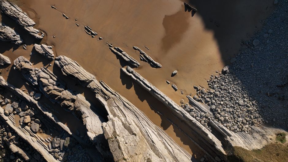Explora las impresionantes formaciones rocosas a lo largo de la costa cantábrica desde una perspectiva aérea.