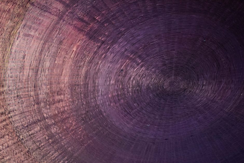 Intricado patrón espiral abstracto con un efecto de gradiente que crea profundidad y textura.