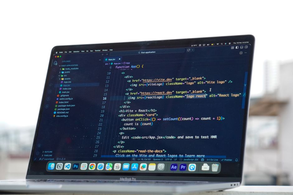 Programando en un portátil al aire libre, mostrando un estilo de vida urbano en una azotea en Surat, India.