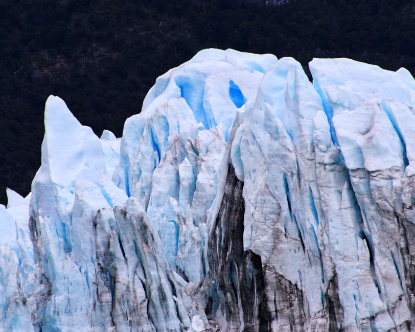 Impresionantes formaciones de hielo capturadas en invierno en Santa Cruz, Argentina, mostrando la belleza natural de los glaciares.