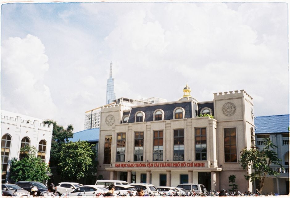 Fachada de un edificio histórico con un horizonte moderno en Ciudad Ho Chi Minh, Vietnam.