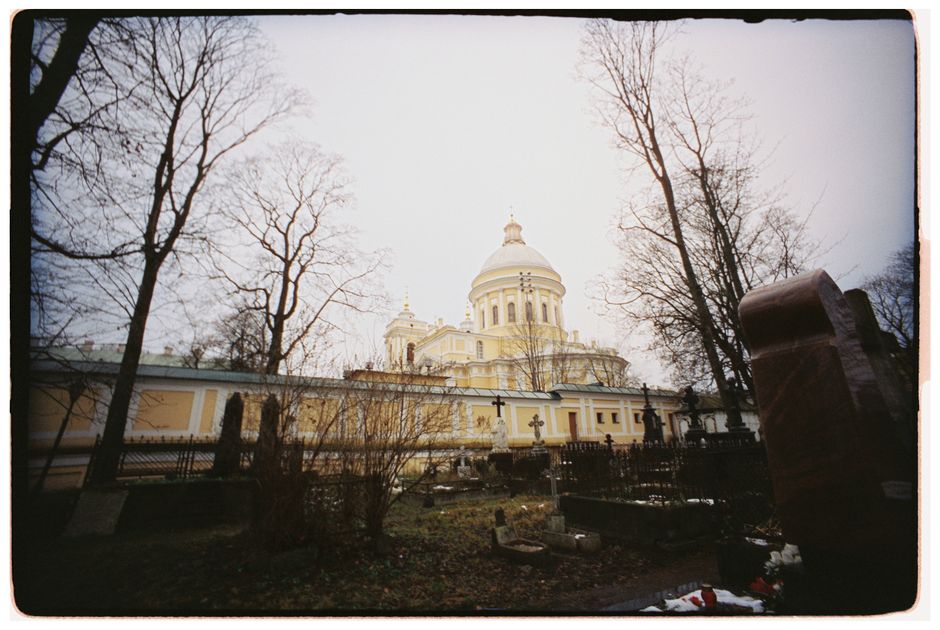 Histórico Monasterio de San Alejandro Nevski durante un sereno día de invierno con árboles sin hojas.