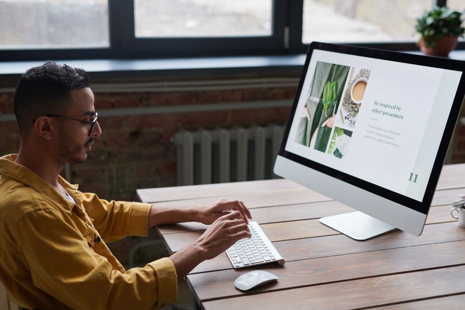 Foto De Hombre Usando Computadora