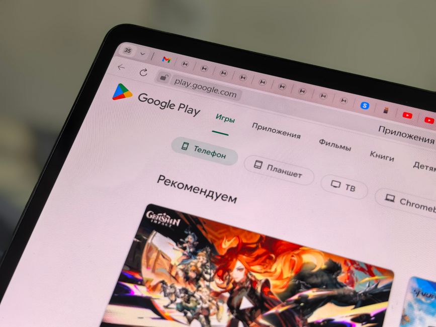 Primer plano de una tableta mostrando la interfaz de Google Play Store en ruso.
