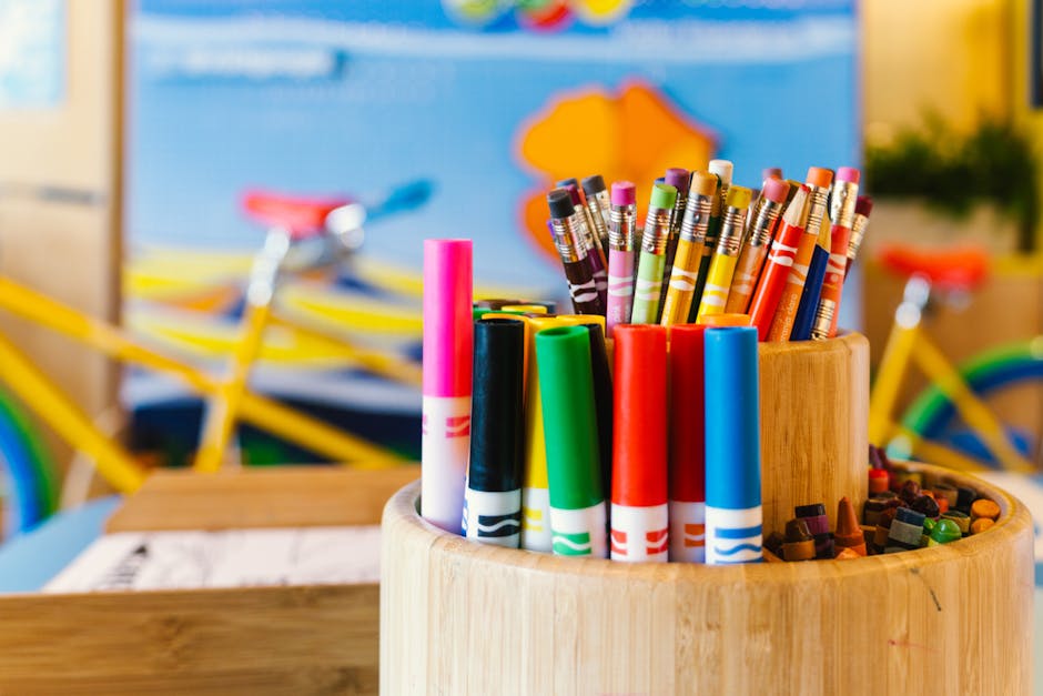 Papelería vibrante en un entorno de trabajo creativo, perfecta para inspirar la innovación.