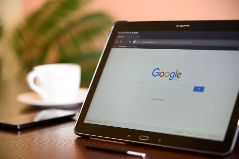 Tableta Samsung sobre el escritorio mostrando la página de inicio de Google, perfecta para contenido relacionado con la tecnología.
