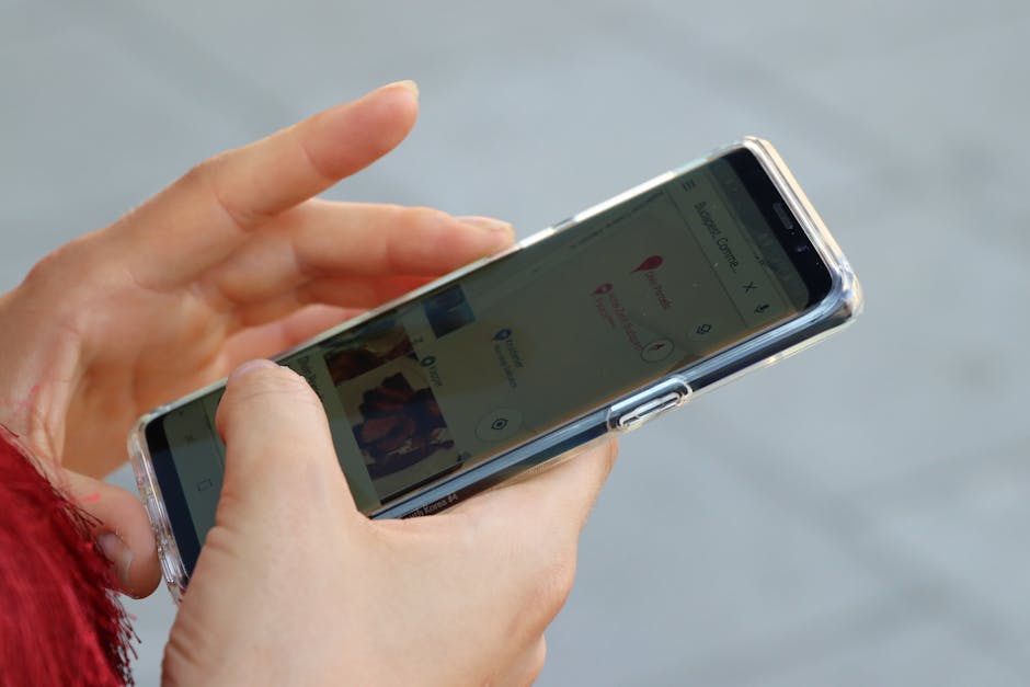Fotografía En Primer Plano De Una Persona Que Usa Un Teléfono Inteligente