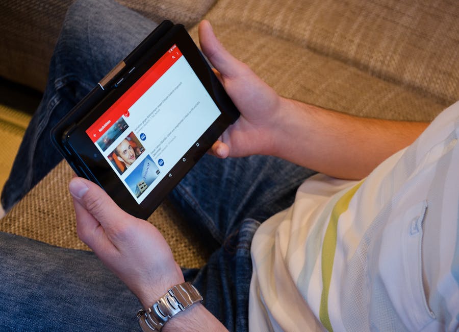 Persona Sosteniendo Tablet Pc Mostrando Videos