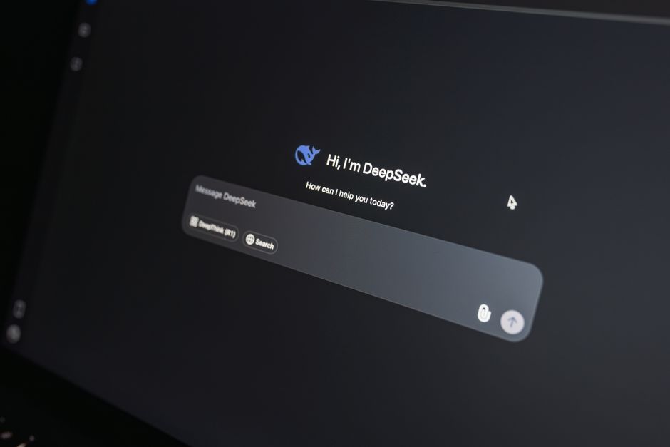 Primer plano de la interfaz de chat de DeepSeek AI en la pantalla de una computadora portátil con poca luz.