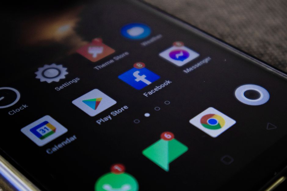 Vista detallada de la pantalla de un teléfono inteligente con íconos de aplicaciones populares, incluyendo Facebook y Messenger.