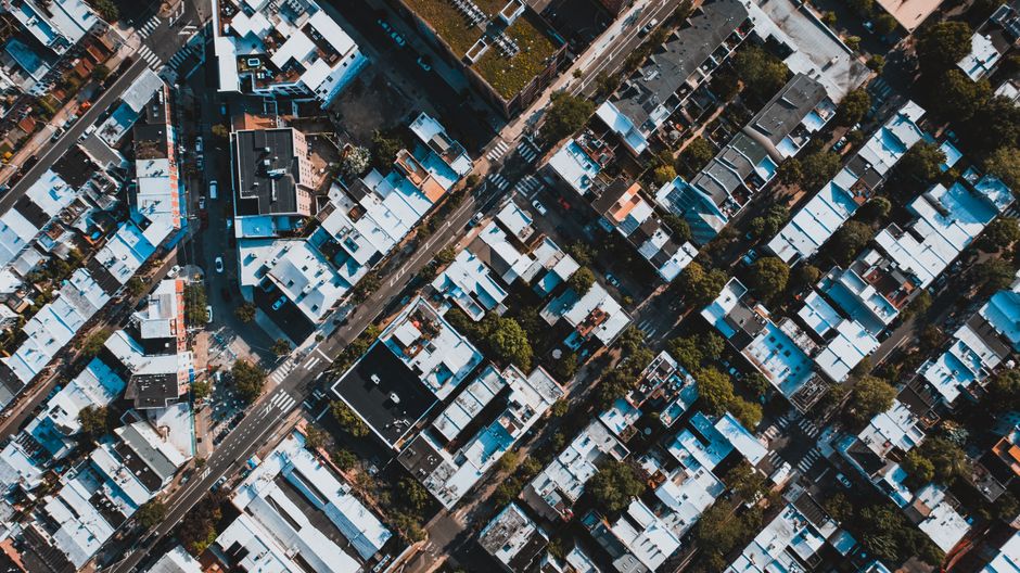 Vista aérea de los edificios residenciales urbanos y las calles de Filadelfia, mostrando la vida ciudadana.