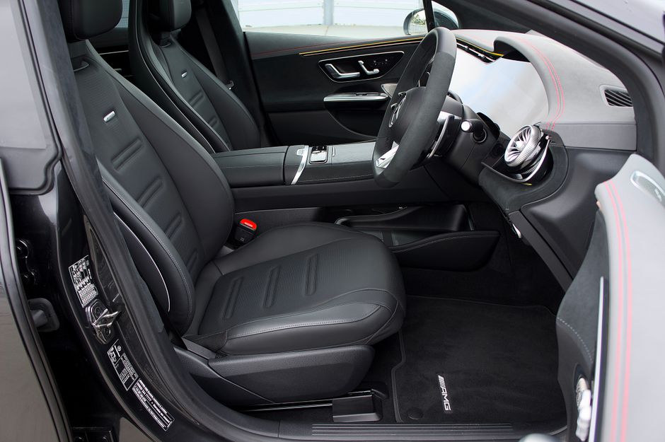 Explore el diseño elegante y las características premium del interior de este automóvil de lujo con asientos de cuero y tecnología de tablero avanzada.
