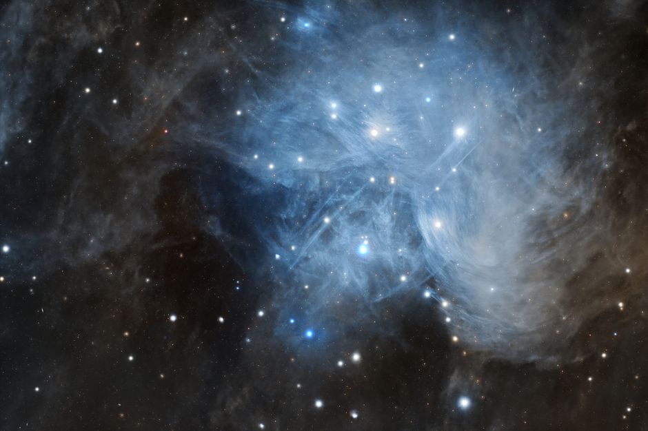 Cautivadora vista del cúmulo estelar de las Pléyades M45 con su brillante nebulosa de reflexión azul.