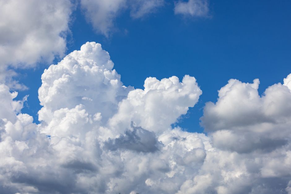Una vista pintoresca de nubes blancas esponjosas contra un cielo azul vibrante.