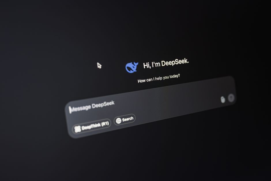 Primer plano de la interfaz de inteligencia artificial de DeepSeek en una pantalla oscura que resalta la funcionalidad de chat.
