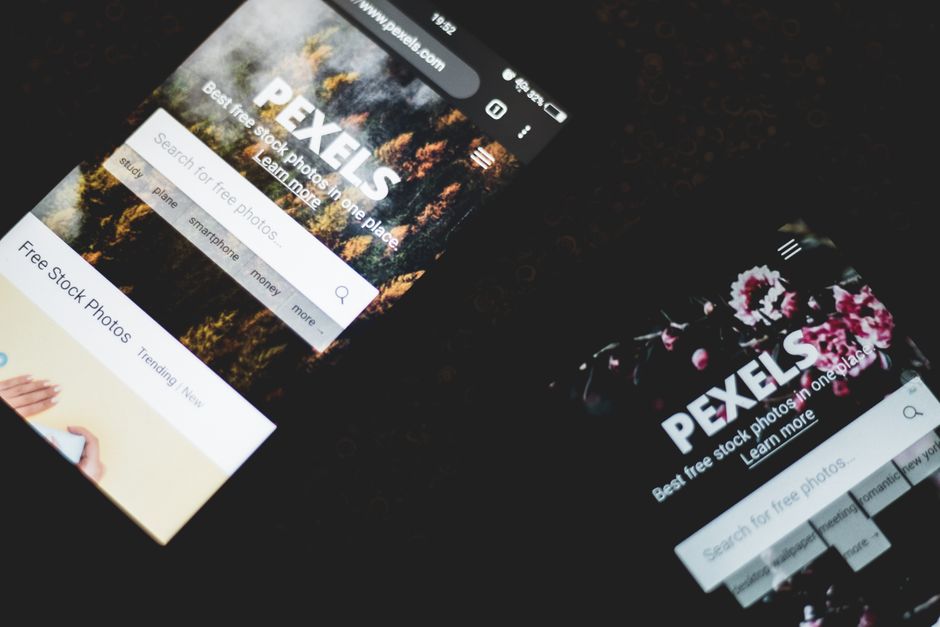 Dos Teléfonos Inteligentes Encendidos Que Muestran La Aplicación Pexels