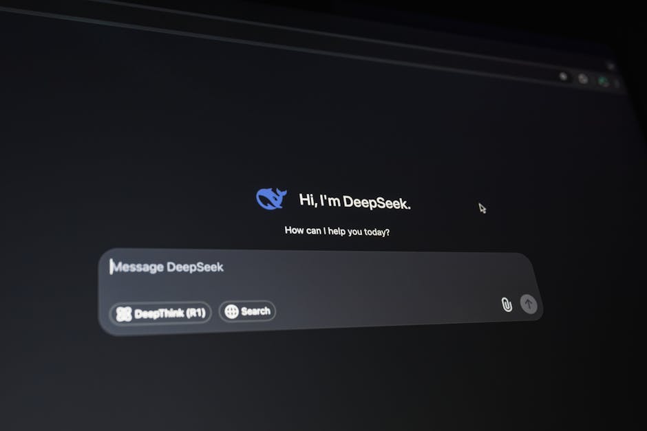 Primer plano de una interfaz de asistente digital en una pantalla oscura, que muestra la comunicación de la tecnología IA.