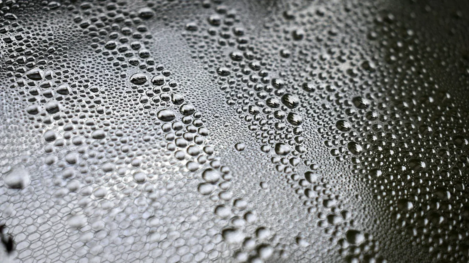 Gotas cargadas perforan recubrimientos y corroen metal