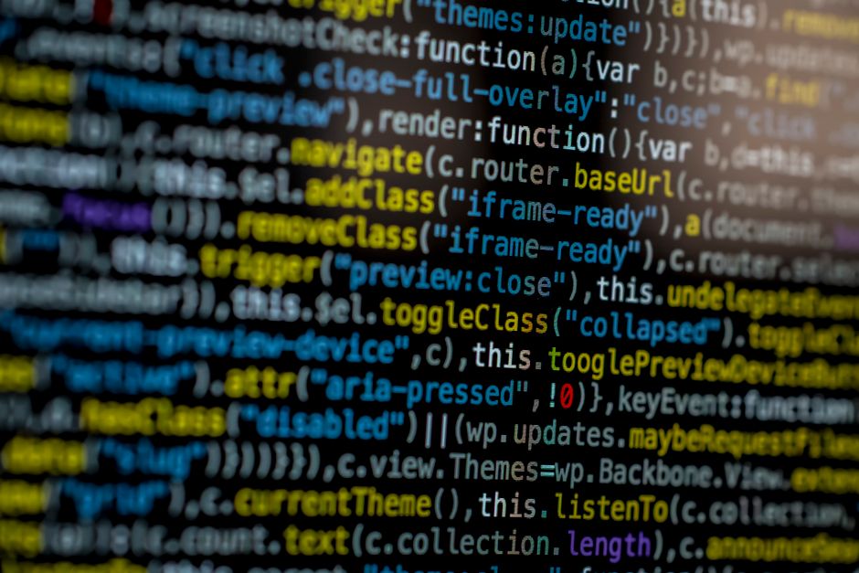 Un primer plano extremo de código de programación colorido en la pantalla de un ordenador, mostrando desarrollo y depuración de software.