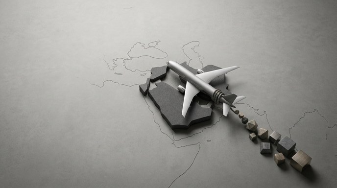 Un avión en un mapa del Medio Oriente con fragmentos y cubos, ilustrando la interrupción de rutas aéreas por el conflicto.