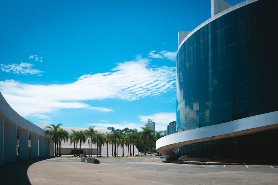 Edificio De Muro Cortina Bajo Un Cielo Azul Claro