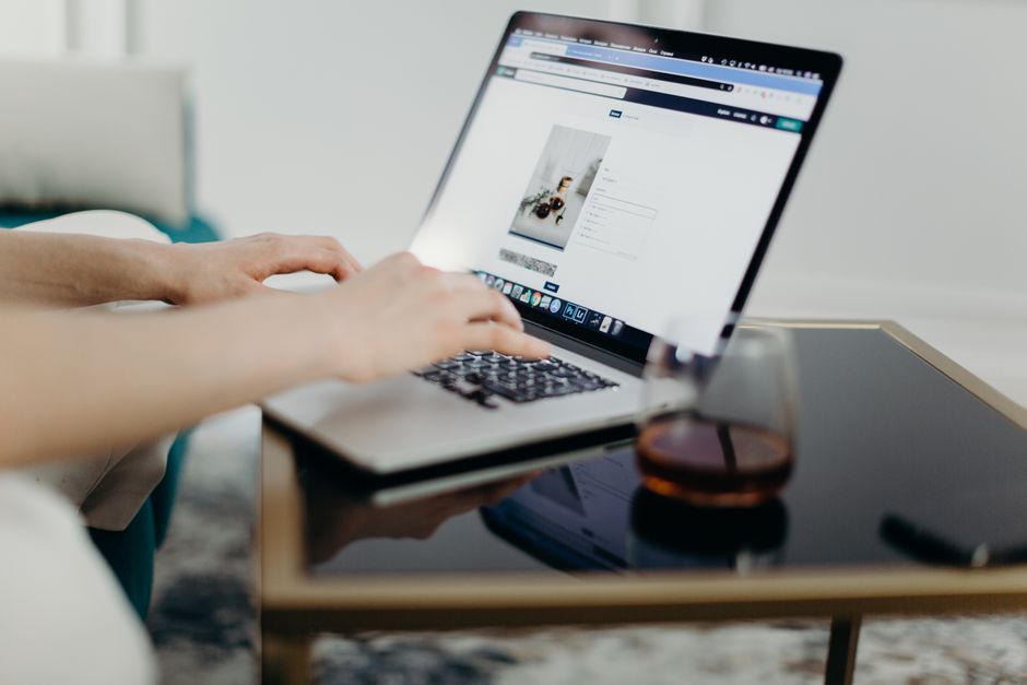 Persona Que Usa La Computadora Portátil Macbook