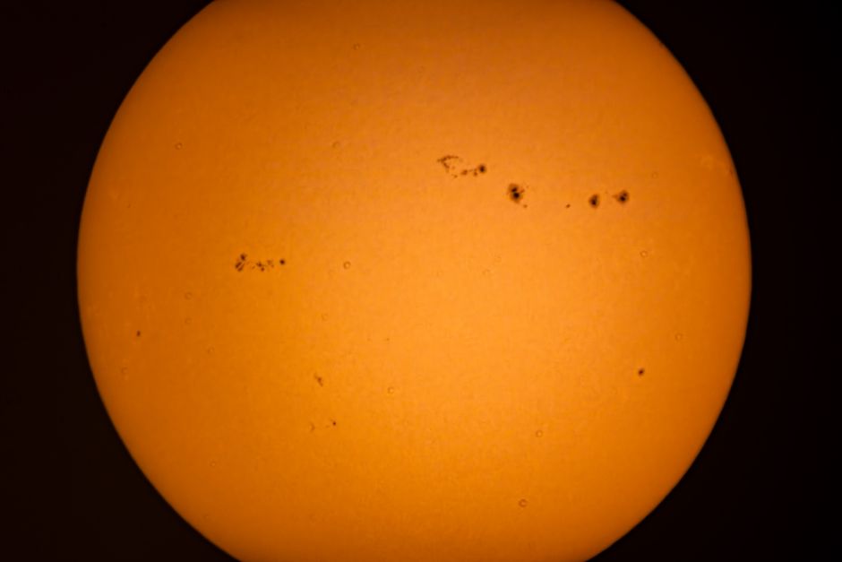 Una imagen de alta resolución que captura la superficie del Sol con manchas solares visibles, ideal para el estudio astronómico.